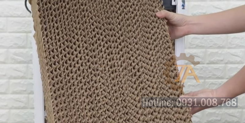 Tấm làm mát cooling pad mang hình dạng tổ ong.