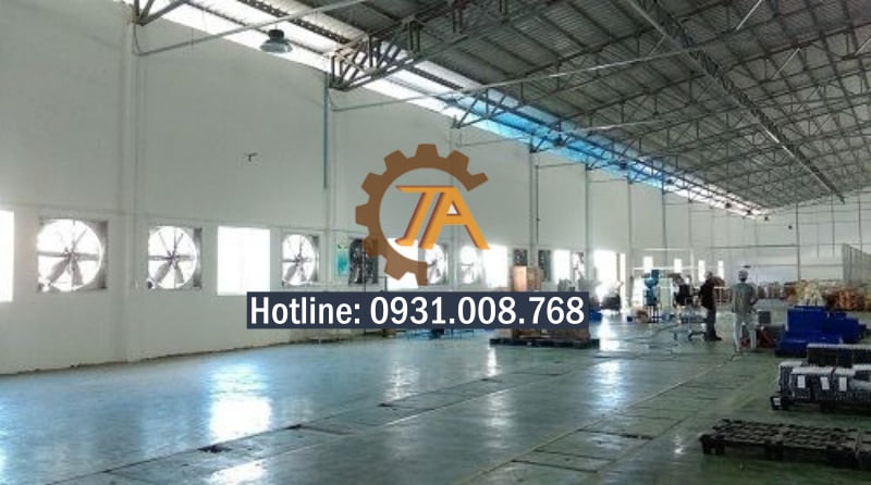 Thông gió làm mát nhà xưởng nhờ quạt công nghiệp vuông.