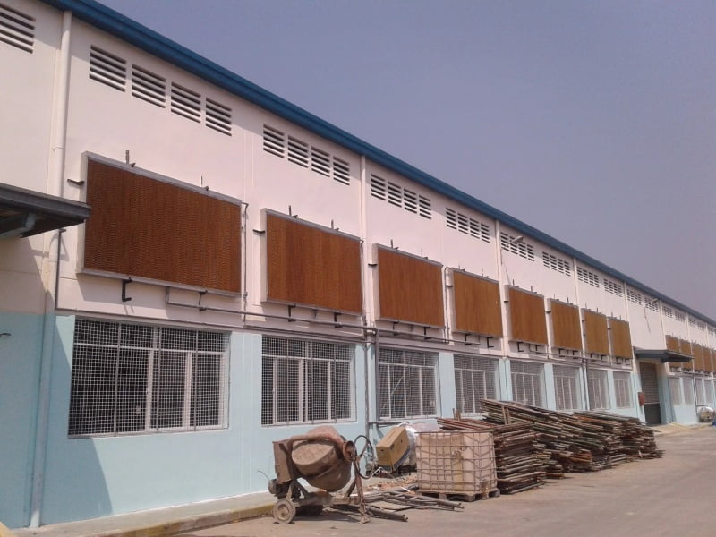 Hệ thống làm mát nhà xưởng bằng tấm làm mát công nghiệp.