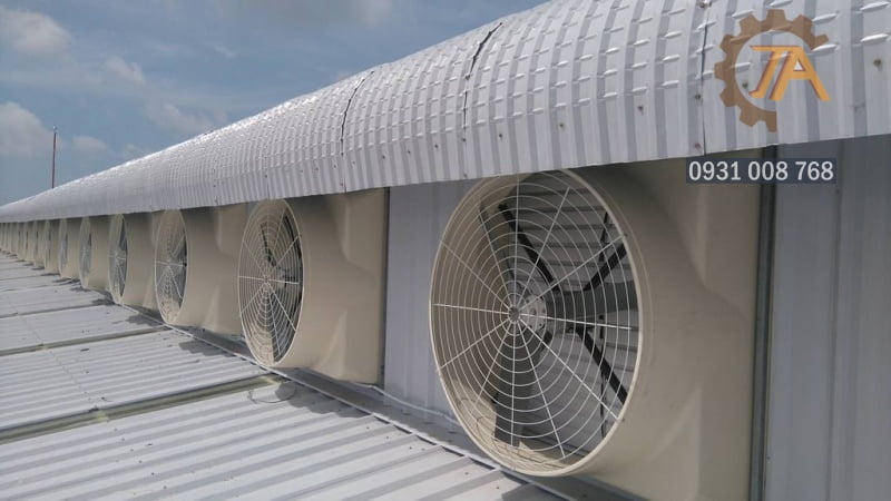 Nhà xưởng lắp đặt quạt thông gió công nghiệp dạng vuông.