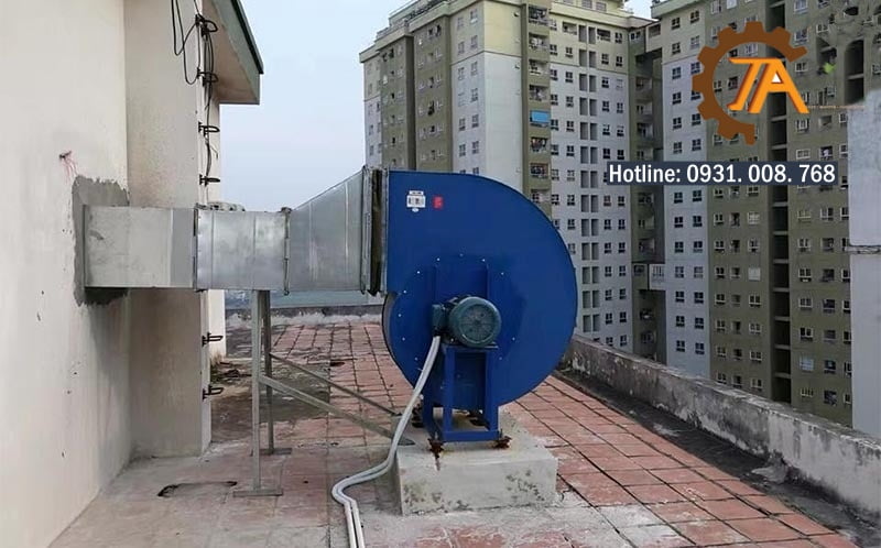 Quạt hút ly tâm được lắp đặt tại nhà xưởng công nghiệp